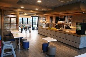Petit déjeuner buffet servi tous les jours en supplément