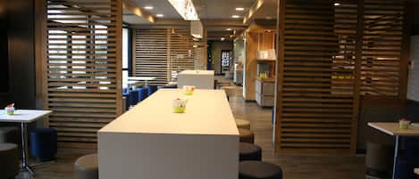 Desayuno buffet (EUR 9.90 por persona)