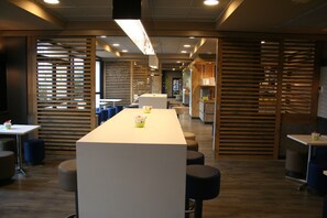 Petit déjeuner buffet servi tous les jours en supplément