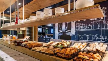 Petit déjeuner buffet (9.90 EUR par personne)