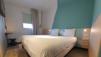 Chambre, 2 lits une place | Bureau, chambres insonorisées, lits bébé (gratuits), Wi-Fi gratuit