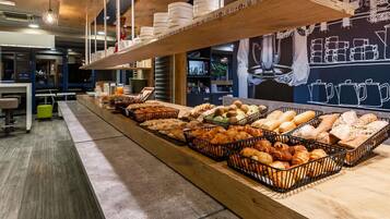 Desayuno buffet diario (EUR 9.90 por persona)