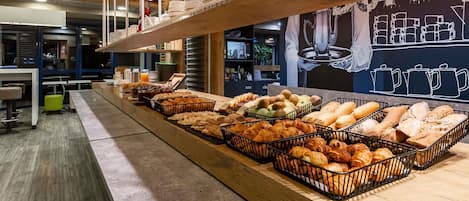 Desayuno buffet diario (EUR 9.90 por persona)