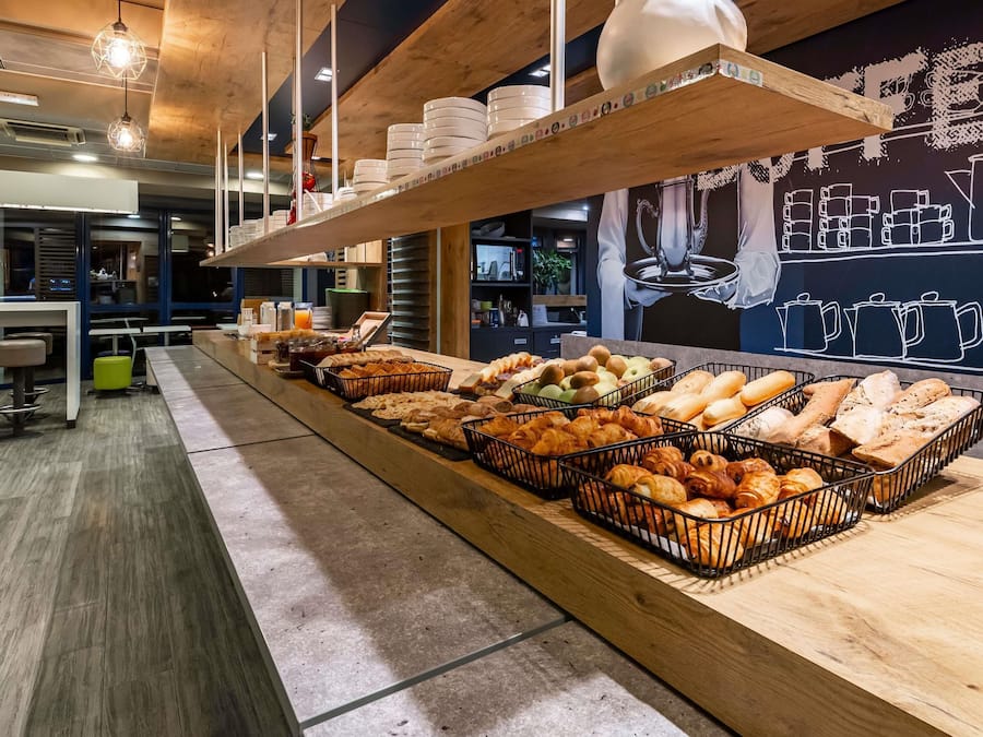 Se ofrece un desayuno bufé todos los días (9.90 EUR por persona)