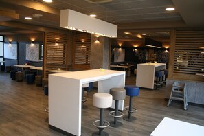 Petit déjeuner buffet servi tous les jours en supplément