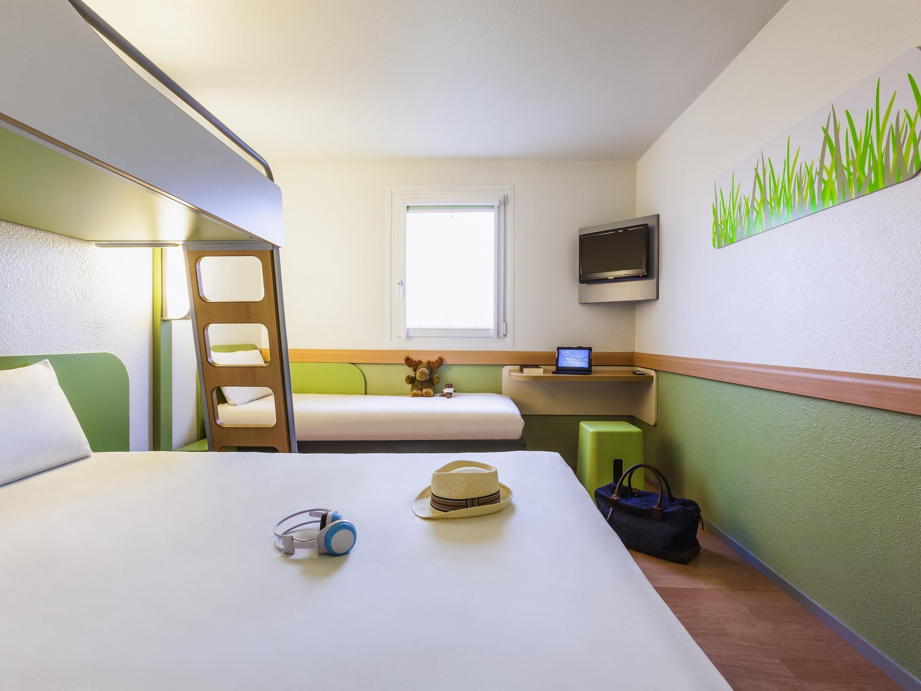 Desk, soundproofing, free cots/infant beds, free WiFi
