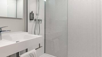 Triple Room, Multiple Beds | Desk, soundproofing, free cots/infant beds, free WiFi
