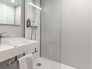 Dreibettzimmer, Mehrere Betten | Schreibtisch, schallisolierte Zimmer, kostenlose Babybetten