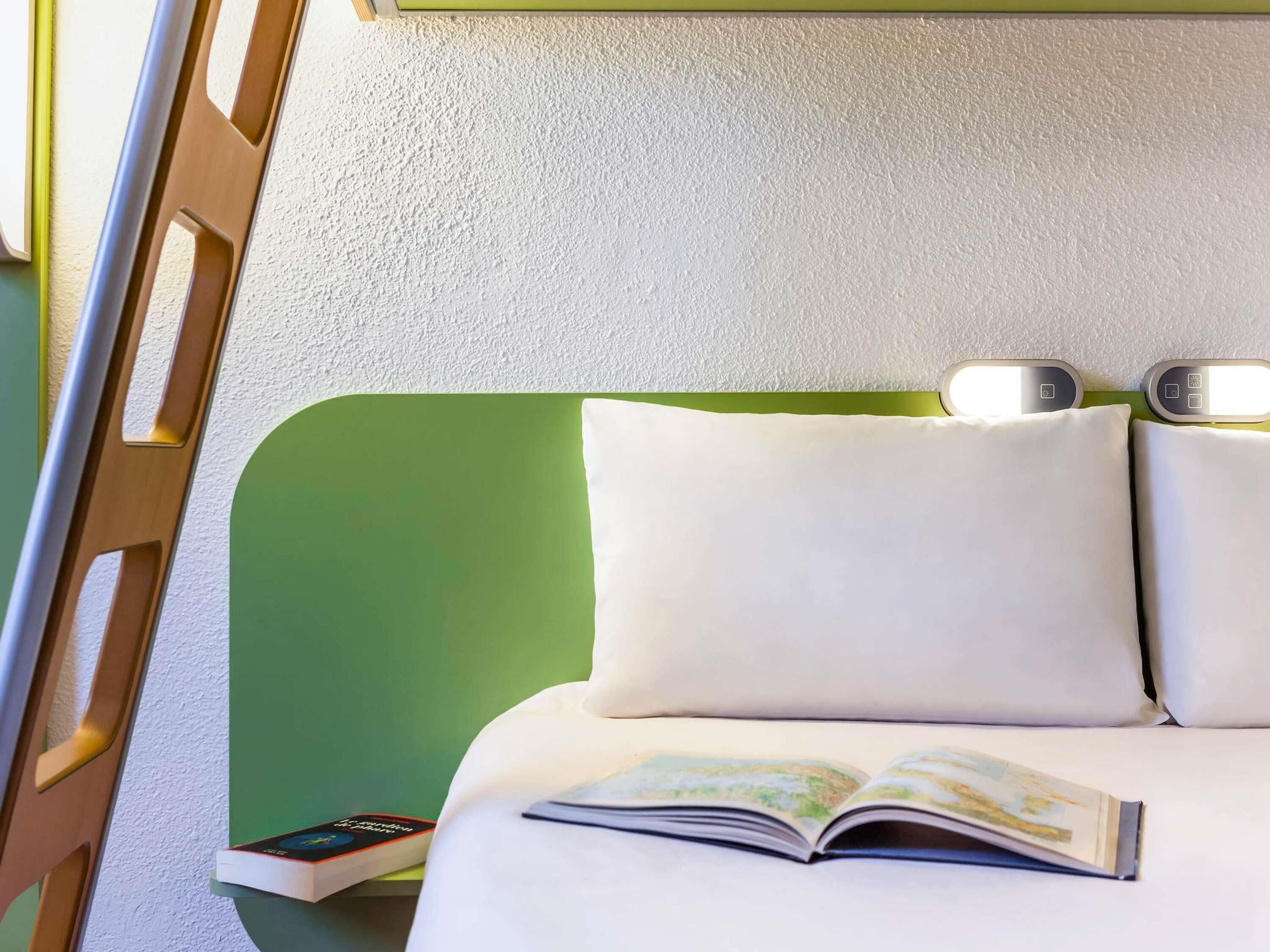 Desk, soundproofing, free cots/infant beds, free WiFi