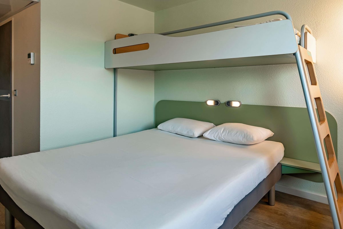 Triple Room, Multiple Beds | Desk, soundproofing, free cribs/infant beds, free WiFi