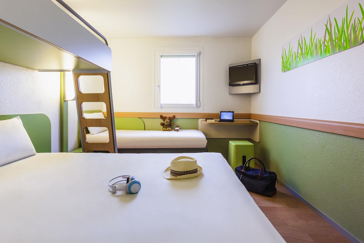 Chambre familiale | Bureau, systĂšme dâinsonorisation, lit de bĂ©bĂ© (gratuit)