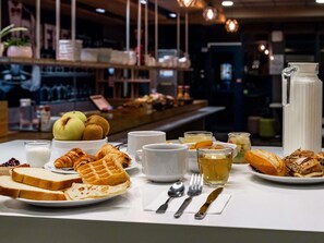 Petit déjeuner buffet (9.90 EUR par personne)