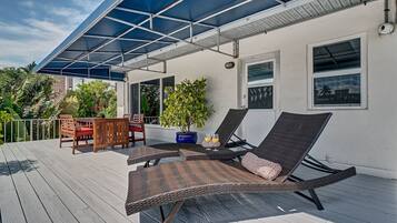 Penthouse Deluxe, Terraza, vista parcial al océano | Terraza o patio