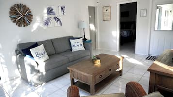 Suíte júnior, 1 cama King e sofá-cama, varanda, vista para o jardim | Área de estar | TV de tela plana 100 cm com canais a cabo, TV