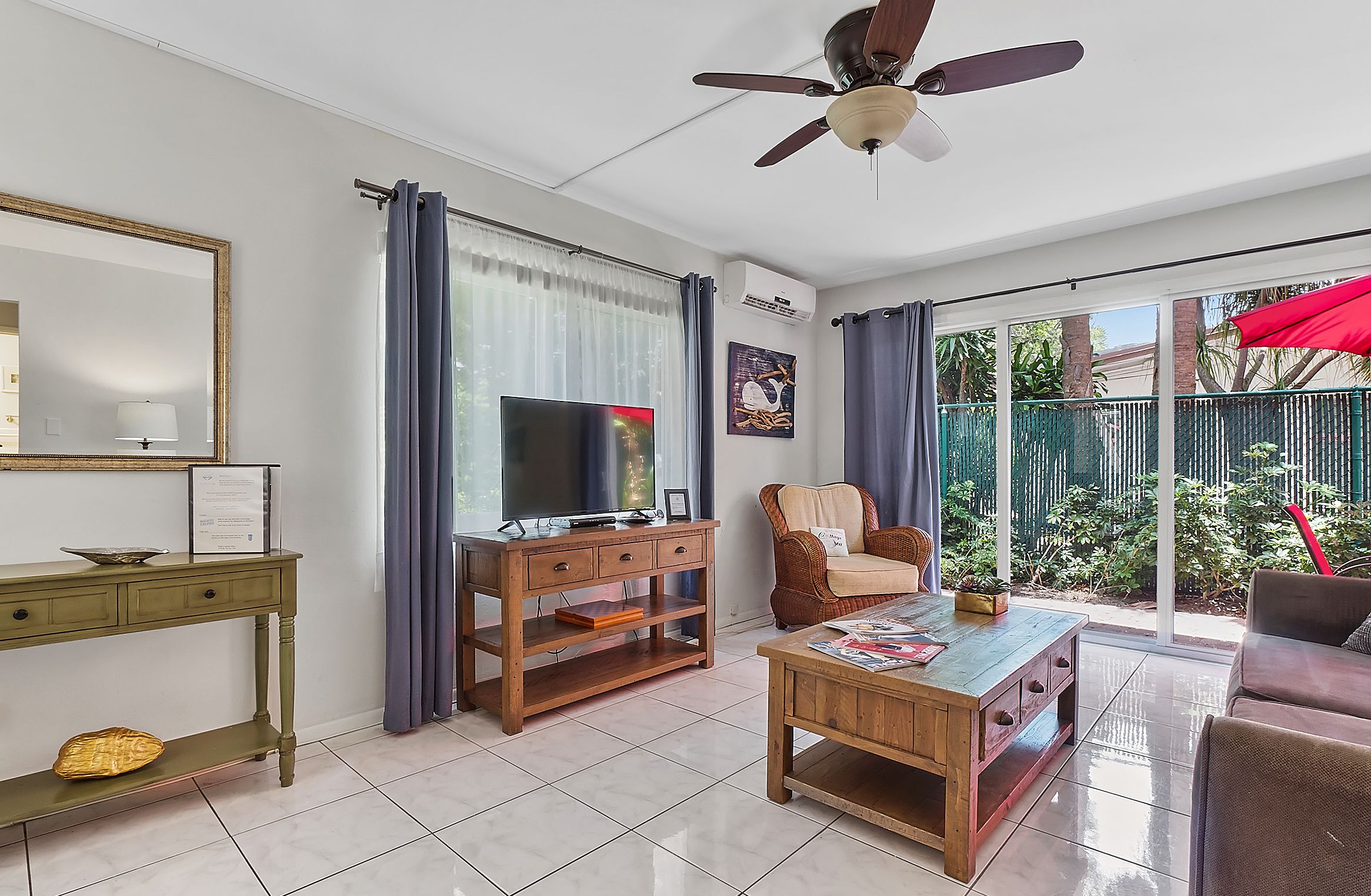 Suite – junior, 1 kingsize-seng med sovesofa, terrasse, hageutsikt | Oppholdsområde | En 100-centimeters Flatskjerm-TV med kabel-kanaler samt TV