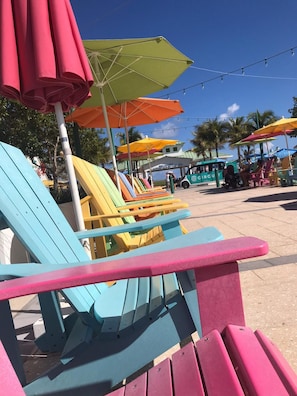 Ubicación cercana a la playa y arena blanca