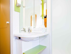 Doppelzimmer, 1 Doppelbett | Schreibtisch, schallisolierte Zimmer, kostenloses WLAN, Bettwäsche