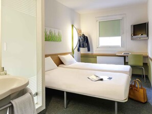 Desk, soundproofing, free WiFi, bed sheets