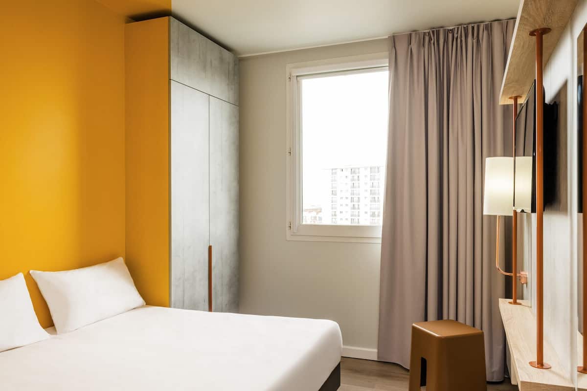 Escritorio, insonorización, wifi gratis y ropa de cama