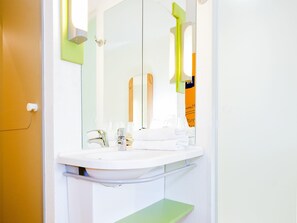 Habitación doble, 1 cama doble | Escritorio, sistema de insonorización, wifi gratis y ropa de cama