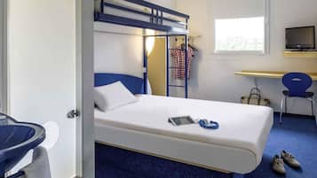 Escritorio, sistema de insonorizaciĂłn, wifi gratis y ropa de cama
