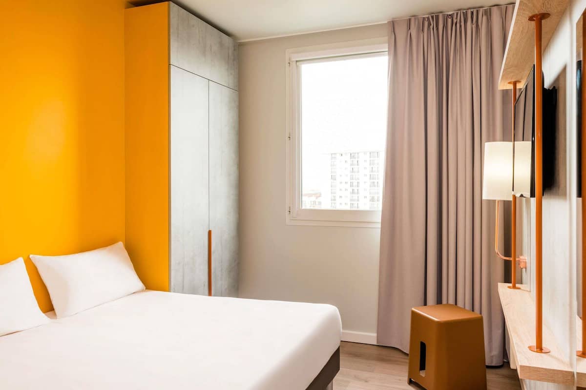 Escritorio, insonorización, wifi gratis y ropa de cama