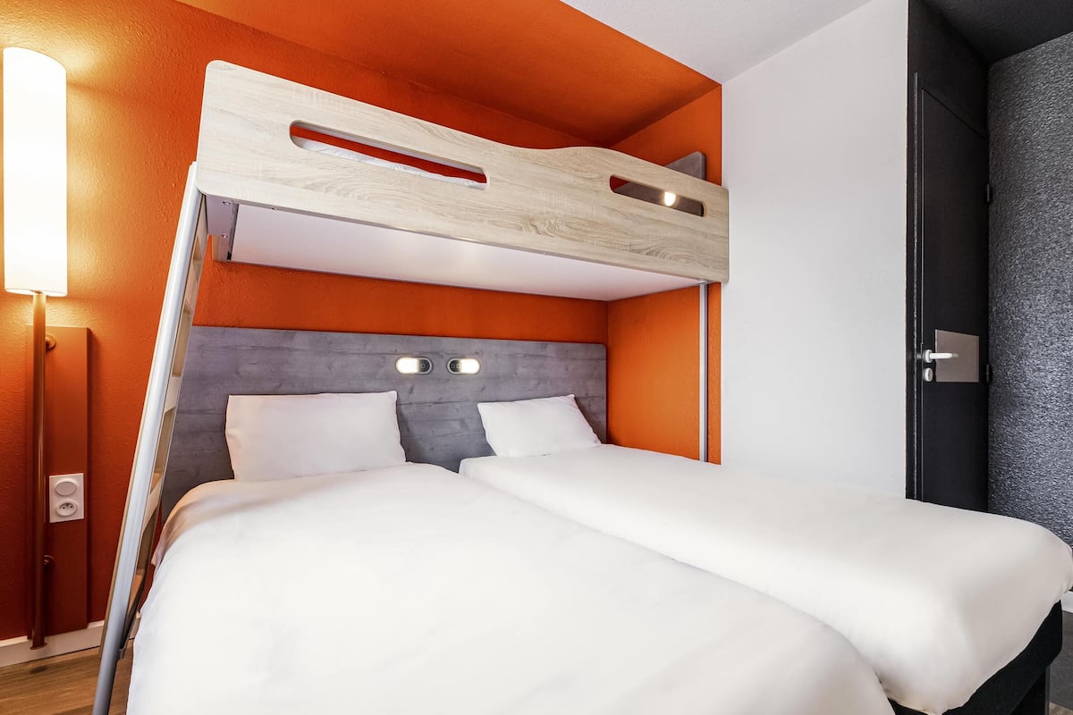 Chambre avec lits jumeaux, 2 lits jumeaux | Literie de qualité, bureau, système d’insonorisation