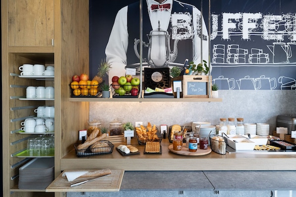 Desayuno buffet diario (EUR 7.8 por persona)