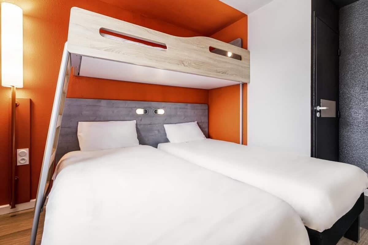Ropa de cama de alta calidad, escritorio y sistema de insonorización