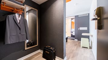 Premium bedding, desk, soundproofing, free WiFi