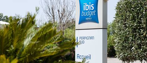 Señalización para hoteles ibis budget, con la palabra 'Accueil' que indica la entrada.