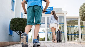 A building entrance with a sign for "Perpignan Sud Hotel". - ibis budget Perpignan Sud (Perpignan)