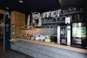 Petit déjeuner buffet (7.8 EUR par personne)