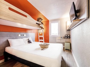 Quarto triplo, várias camas | Roupas de cama premium, escrivaninha, quartos à prova de som