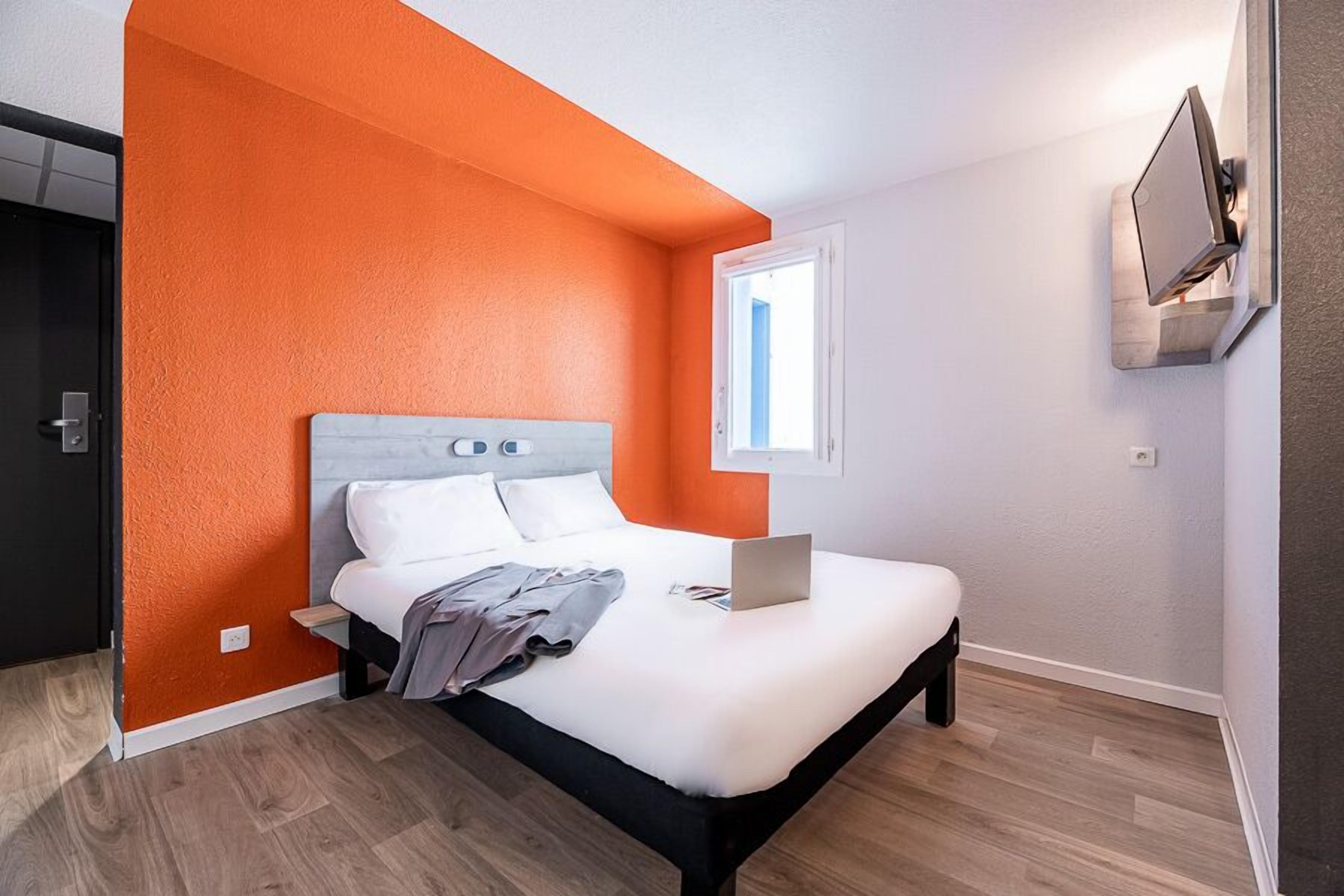 Luxe beddengoed, een bureau, geluiddichte muren, gratis wifi