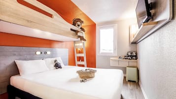Triple Room, Multiple Beds | Premium bedding, desk, soundproofing, free WiFi