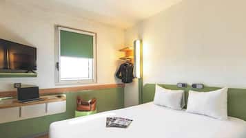 Escritorio, insonorización, wifi gratis y ropa de cama