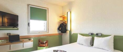 Desk, soundproofing, free WiFi, bed sheets