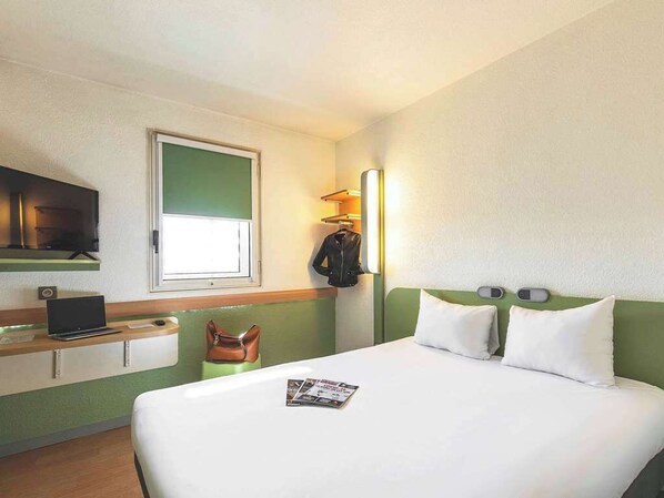 Escritorio, sistema de insonorización, wifi gratis y ropa de cama