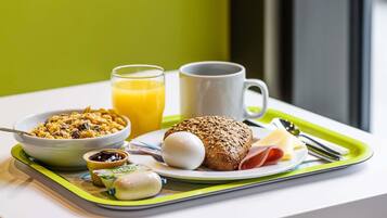 Se ofrece un desayuno bufé todos los días (por un coste adicional)