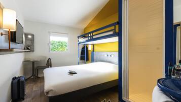 トリプルルーム ベッド (複数台) | デスク、ノートパソコン用作業スペース、アイロン / アイロン台、WiFi (無料)