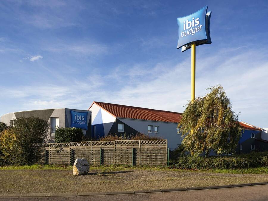 Ein modernes Gebäude mit einer großen Schilder, auf dem 'ibis budget' steht.