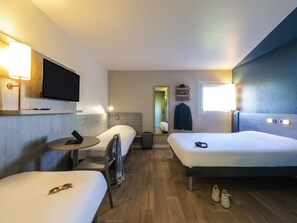 Desk, laptop workspace, iron/ironing board, free WiFi - ibis budget Nuits Saint Georges (Nuits-Saint-Georges)