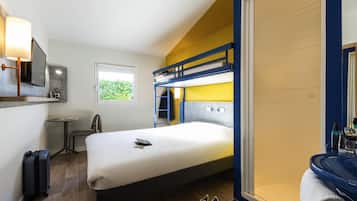Habitación triple, varias camas | Escritorio y espacio para trabajar con un portátil