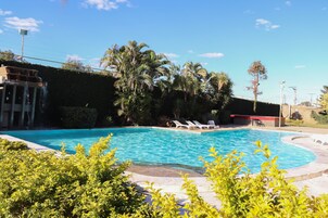 Piscina externa, piscina com cascata, guarda-sóis