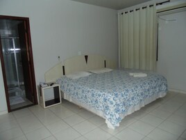 Frigobar, escrivaninha, cortinas blackout, Wi-Fi de cortesia