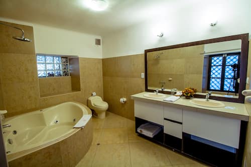 Suite junior | Baño | Amenidades de baño gratuitas, secadora de cabello, toallas