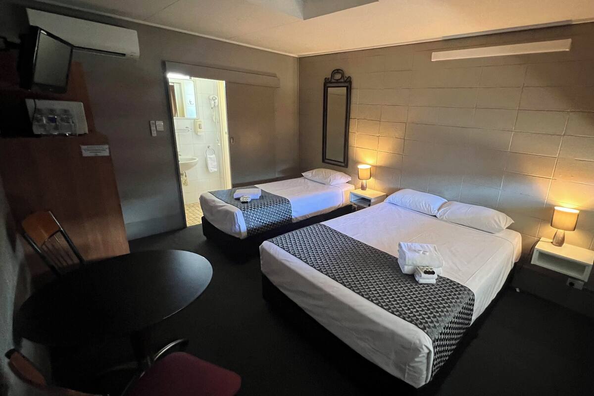 標準雙床房 (1 double and 1 single bed) | 熨斗/熨衣板、免費無線上網、床單
