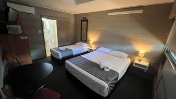 Habitació amb dos llits individuals estàndard (1 double and 1 single bed) | Planxa i posts de planxar, wifi gratuïta i roba de llit