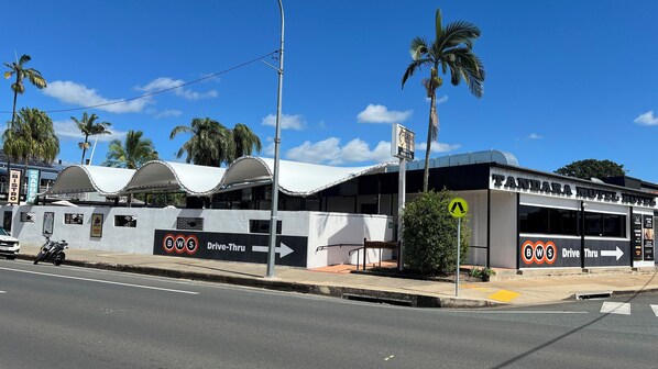 A building with a sign for 'Tandara Motel Hotel' and 'BWS Drive-Thru' indicating a drive-thru service. - Tandara Hotel Motel (Sarina)